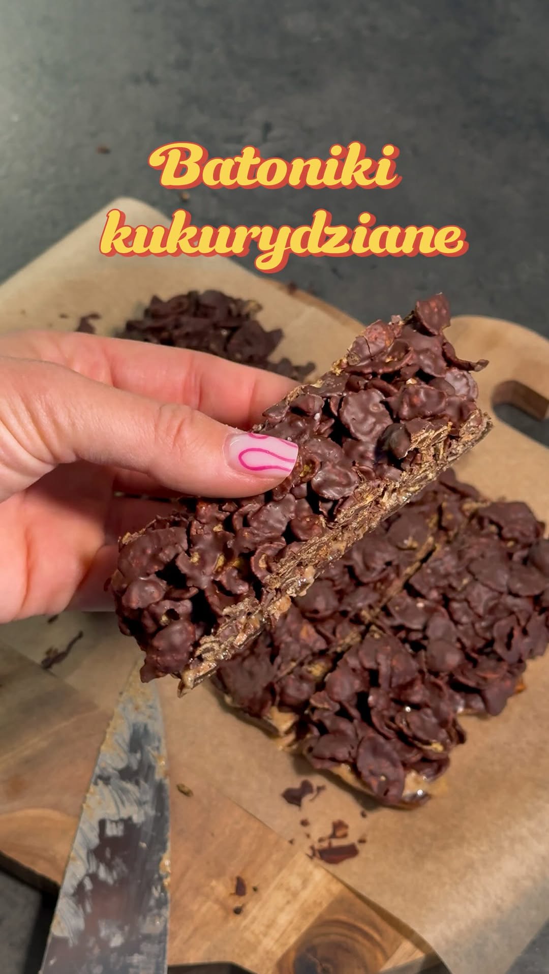 Batoniki kukurydziane z daktylami i czekoladą