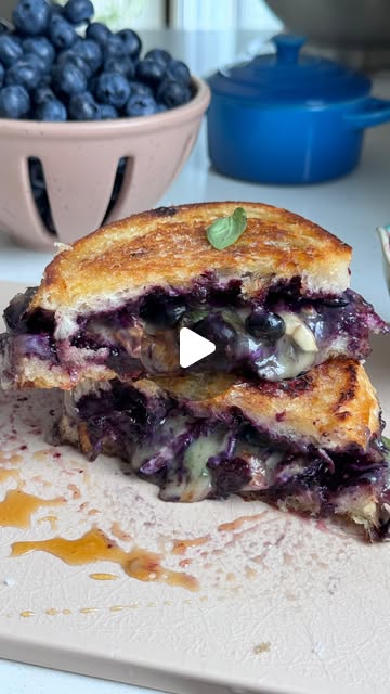 Kanapka z grillowanym serem, jagodami i serem Brie