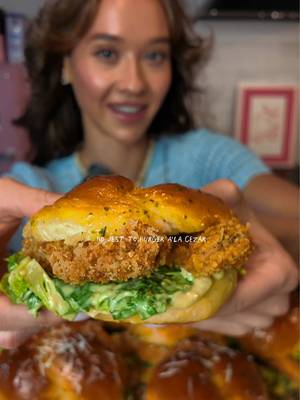 Burger z kurczakiem w panierce panko i domowej bułce brioche