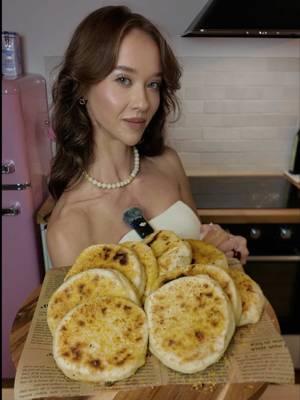 Chlebki naan z wołowym farszem i mozzarellą