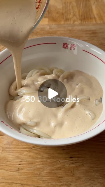 Zimny makaron udon z soją i kurczakiem