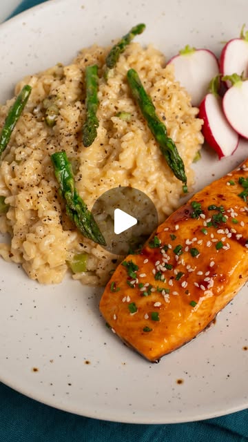Łosoś na ciepło z miodem i risotto ze szparagami