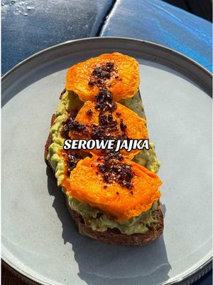 Jajka z chrupiącą skorupką z cheddara