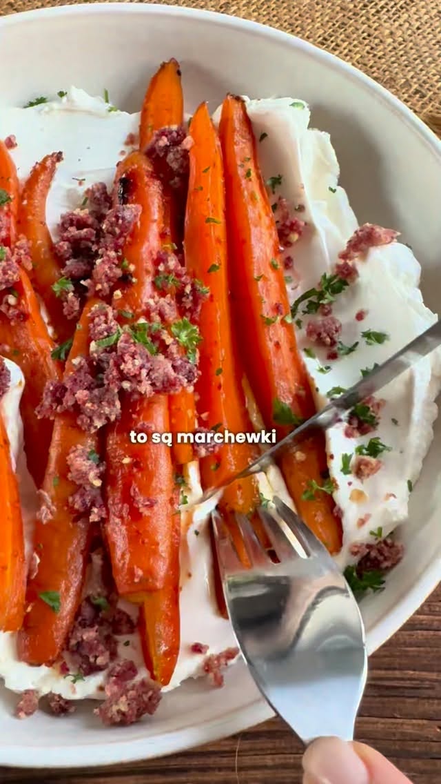 Karmelizowane marchewki z labnehem i kruszonką