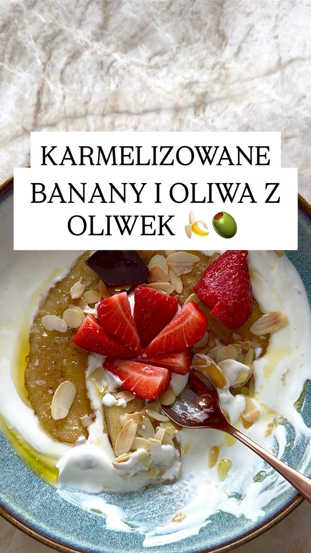 Karmelizowany banan z jogurtem i migdałami