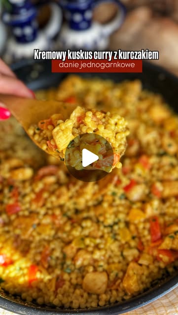 Kremowy kuskus perłowy curry z kurczakiem i papryką