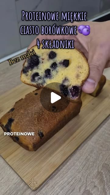 Miękkie ciasto proteinowe z borówkami