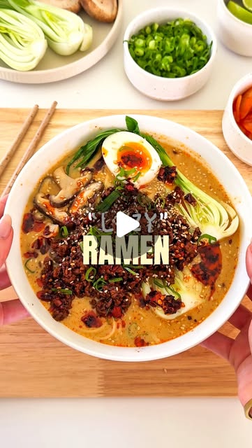 Leniwy ramen z jednego garnka z kleistym mielonym mięsem