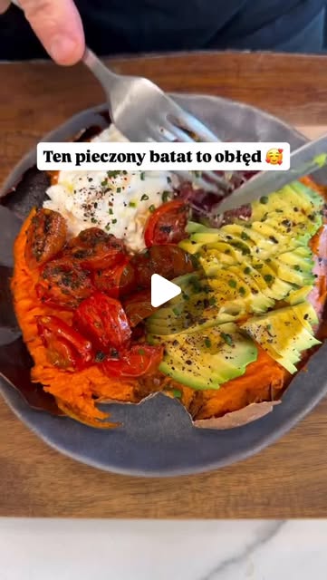 Pieczony batat z twarogiem i awokado