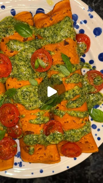 Pomidorowe naleśniki z twarożkiem bazyliowym i pesto pietruszkowym