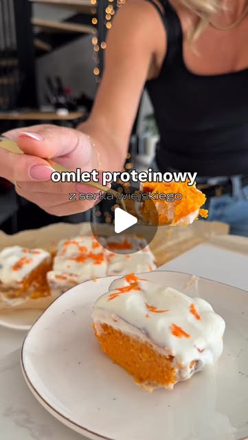 Omlet marchewkowy z serkiem wiejskim