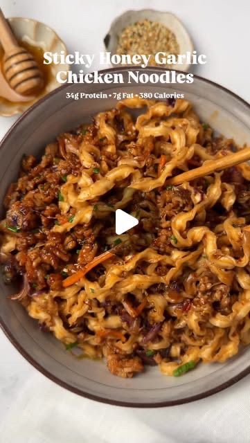 Kurczak z miodem i czosnkiem w stylu sticky noodles
