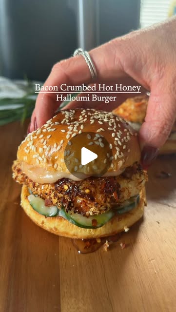 Burger Halloumi z boczkiem i gorącym miodem w panierce