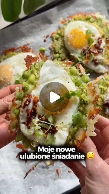 Chrupiące placki z edamame z jajkiem sadzonym i olejem chili