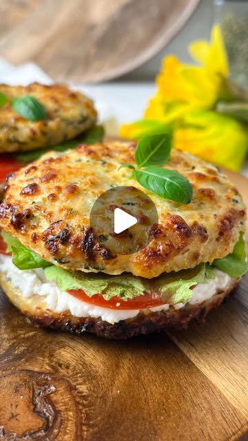 Burger z kurczakiem i cukinią o niskiej zawartości węglowodanów