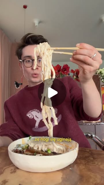 Jedwabisty tofu udon z mielonym w glazurze gochujang