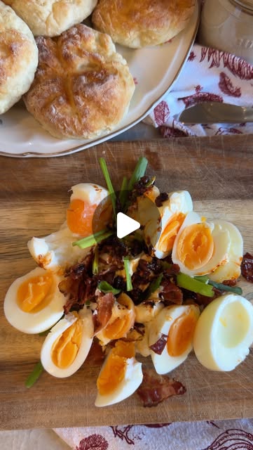 Pasta jajeczna z boczkiem i płatkami chili