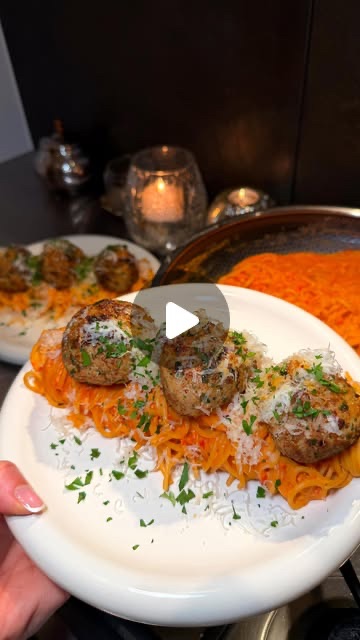 Kremowe spaghetti z pieczoną papryką, fetą i klopsikami z kurczaka