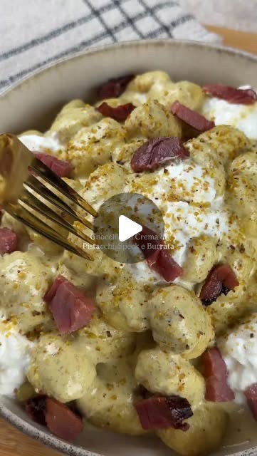 Gnocchi z kremem pistacjowym, speckiem i burratą