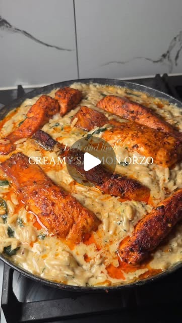 Kremowe orzo z porem i łososiem cajun