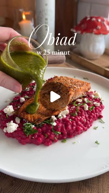Pstrąg łososiowy na różowym kuskusie z pesto z buraka