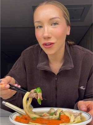 Naturalny bulion kolagenowy z domowym makaronem