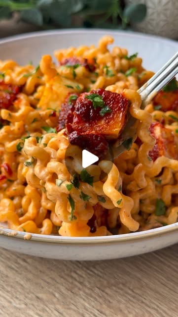 Kremowy makaron z halloumi, boczkiem i pastą gochujang