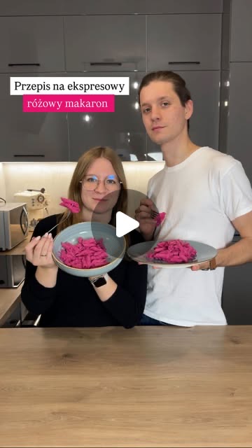 Makaron z sosem buraczkowym i fetą
