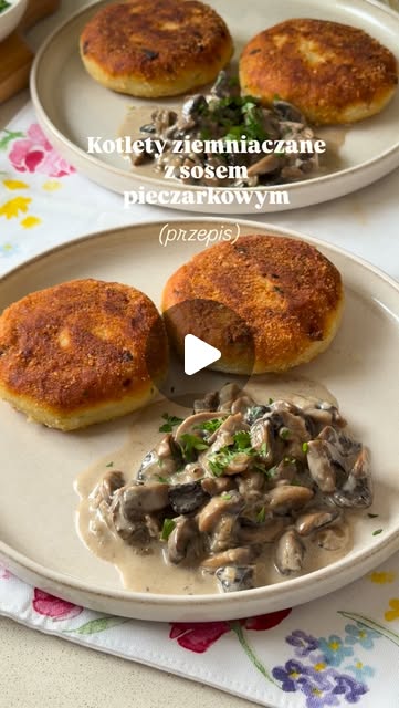 Kotlety ziemniaczane z sosem pieczarkowym