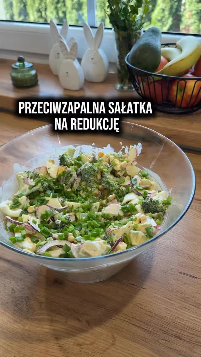 Sałatka brokułowa z jajkiem i awokado