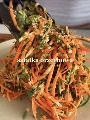 Sałatka orzechowa z marchewki