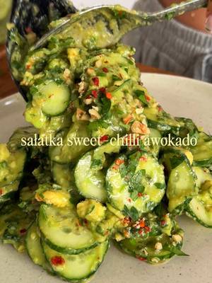 Sałatka z awokado w sosie sweet-chilli