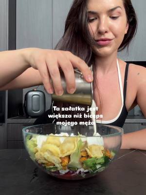 Szybka sałatka z tortellini i kurczakiem