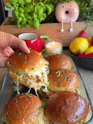 Zapiekane burgery z kurczakiem w sosie serowym