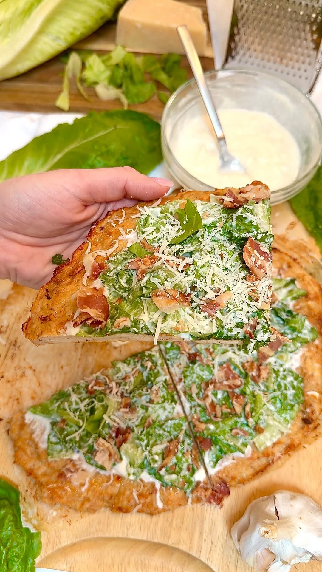 Pizza z sałatką Cezar Zero Carb